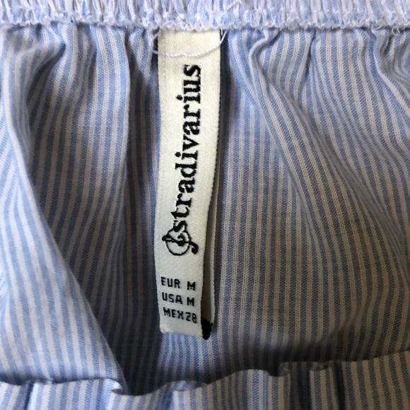 An off shoulders top - Picture 2 of 3